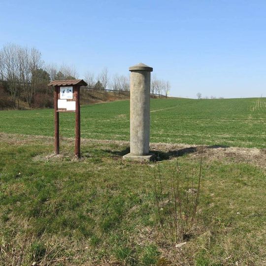 Milník na rozcestí v západní části Panenského Týnce