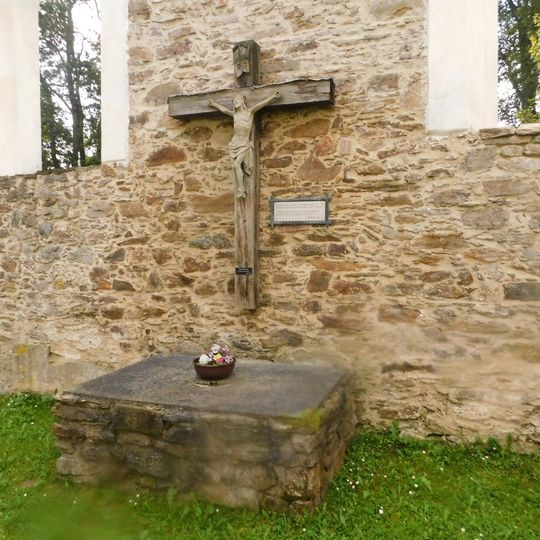 Kříž Kaiserwald-Kreuz v ruině kostela ve Vysoké