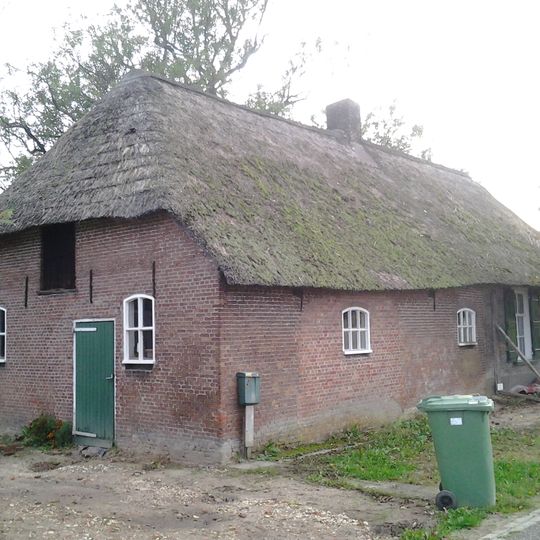 Boerderijcomplex bestaande uit langgevelboerderij, langsdeelschuur, karschop en waterput