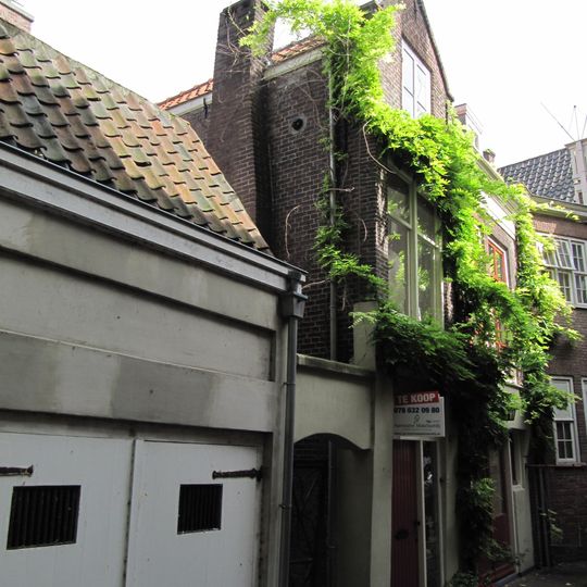 Woonhuisjes aan de noordzijde van de steeg tussen Voorstraat en Hof, tegenover de Augustijnenkerk