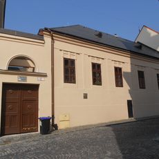 Dom s murovanou bránou