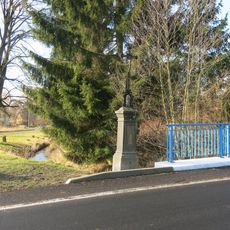 Kříž u mostu přes Luční potok v Lobendavě