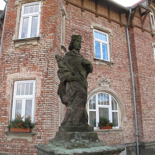 Socha svatého Jana Nepomuckého u domu Liberecká 143 v Markvarticích