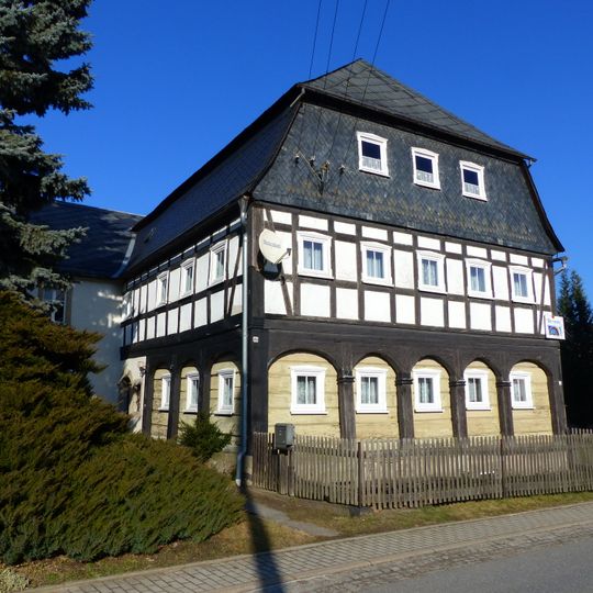 Wohnstallhaus über winkligem Grundriss und Scheune eines Dreiseithofes Lessingstraße 35