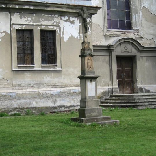 Pamětní kříž před kostelem Narození Panny Marie v Tršicích