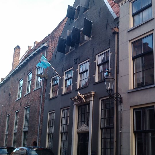 Huis met zadeldak tussen twee tuitgevels