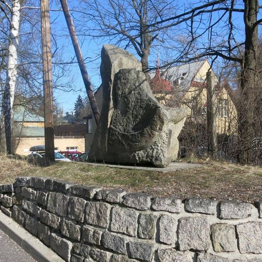 Kamenná plastika u příjezdu k budově E nemocnice v Liberci