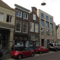 Pand met halsgeveltje met geprofileerd, gegolfd fronton en voluten in lodewijk xv stijl