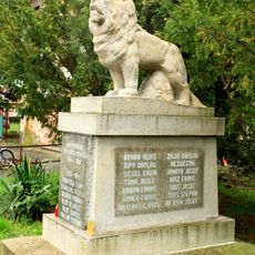 Pomník padlým u sokolovny v Kostomlatech nad Labem