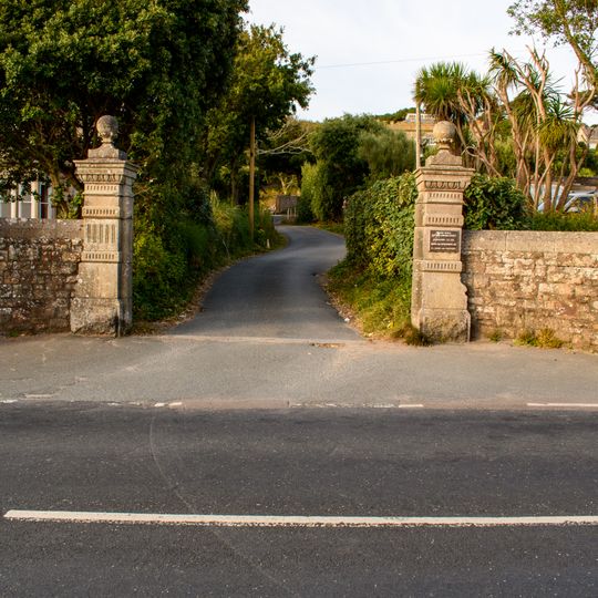 Gate Piers And Flanking Walls At Entrance To The Manor Office Qv