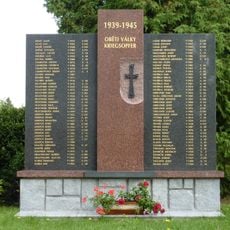 Pomník obětem války ve Strahovicích u kostela svatého Augustina