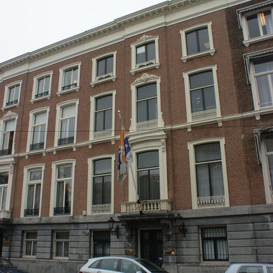 Voormalig herenhuis op rechthoekige plattegrond in eclectische stijl