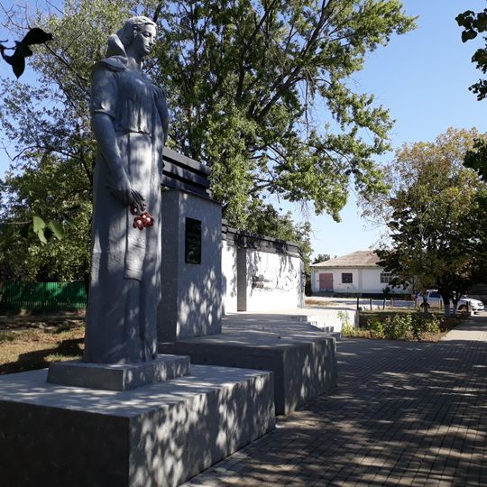 Monument la mormântul comun al ostașilor căzuți în 1944