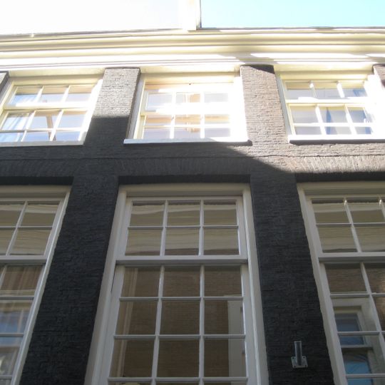 Pand met 18e-eeuwse gevel onder rechte lijst nieuwe pui