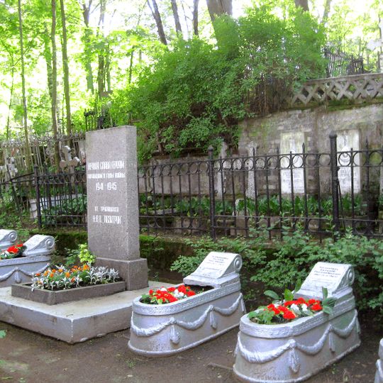 Три братских захоронения воинов Советской Армии, погибших в годы Великой Отечественной войны 1941-1945 гг.