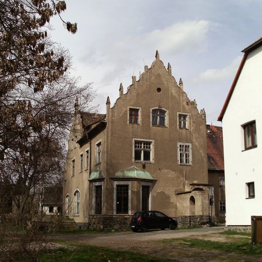 Herrenhaus und zwei Wirtschaftsgebäude eines ehemaligen Gutes, mit zwei Toranlagen , Einfriedung zur Straße sowie Hofpflasterung, Vorgarten und Gutspark Am Park 1; 2; 3