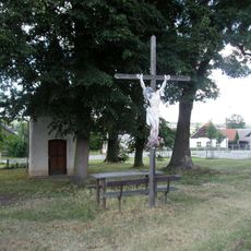 Kříž u kaple v Cekově