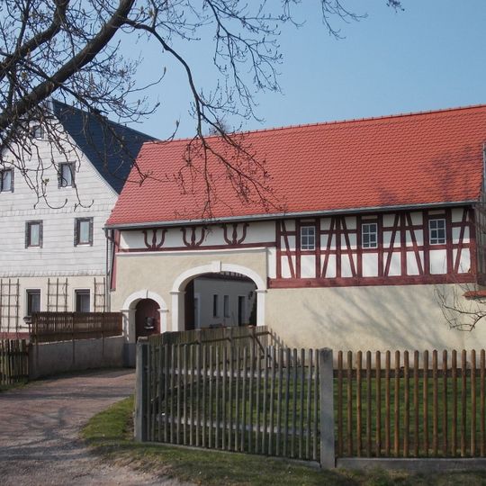 Wohnstallhaus und Seitengebäude eines Vierseithofes Waldenburger Straße 55