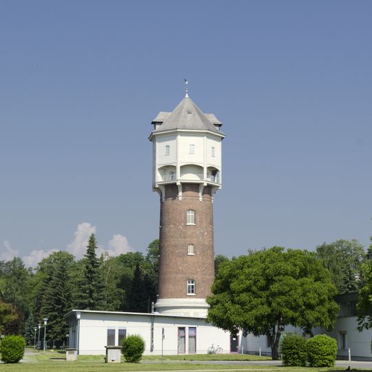 Wasserturm mit Brunnenanlage
