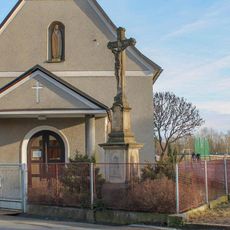 Kříž před kaplí v Bohutíně