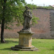 Socha vlevo od vchodu do Kavalíru 2 v Terezíně