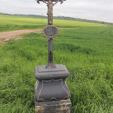 Kříž u lhotické kapličky