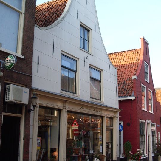 Pand met gepleisterde klokgevel