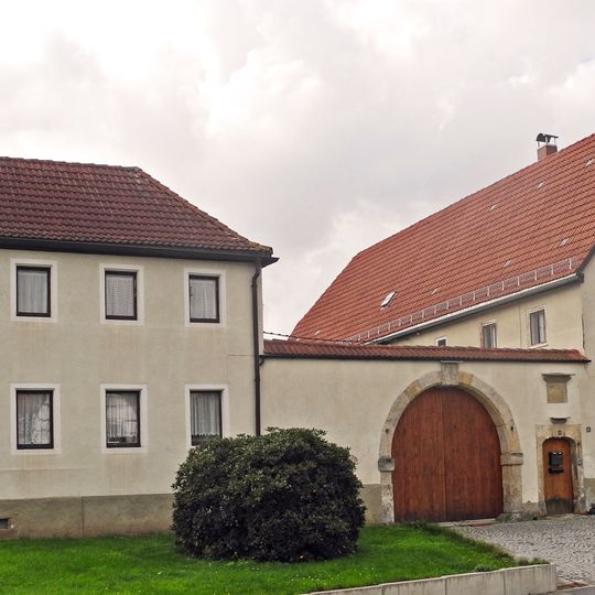 Wohnstallhaus und Toranlage eines Bauernhofes Hauptstraße 13