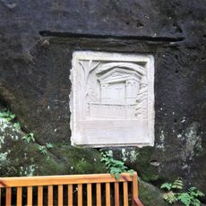 Reliéf na skále v areálu Bratrského oltáře severovýchodně od České Kamenice