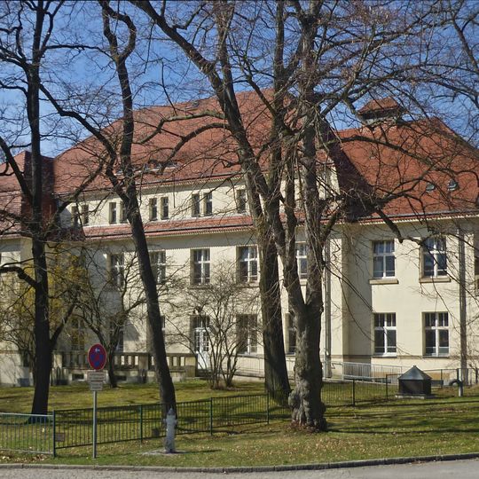 Building A3: two-story clinic building in the style of reform architecture Hufelandstraße 15