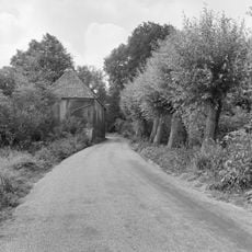 Huis Oud Over, voormalige tuinmanswoning annex paardenstal en koetshuis