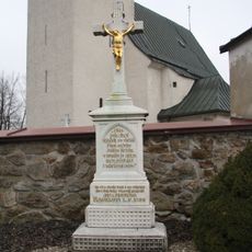 Kříž v Bobrůvce u kostela