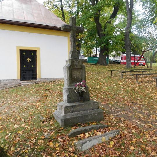 Kříž u kaple v Jiříně