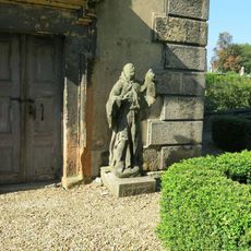 Socha svatého Františka Serafinského za kostelem svatých Petra a Pavla v Mimoni