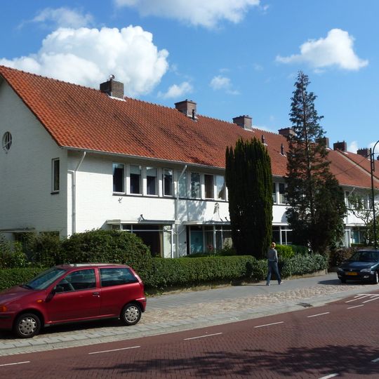 Witte Dorp: rij langgerekte woningen, tweelaags panden