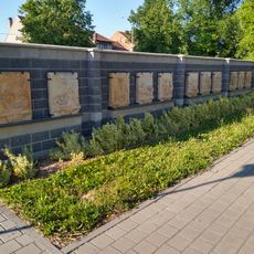 Křížová cesta v hřbitovní zdi v Kojetíně