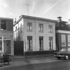 Eenvoudige gepleisterde empire-gevel