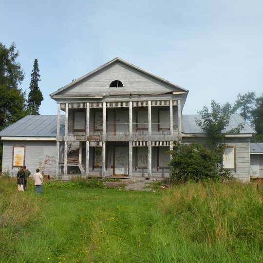 Одноэтажный усадебный дачный дом с мезонином