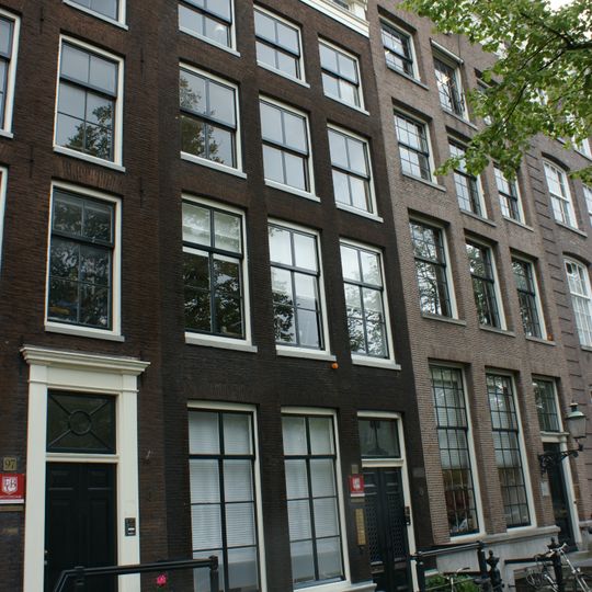 Pand met gevel onder rechte lijst met dakkapel