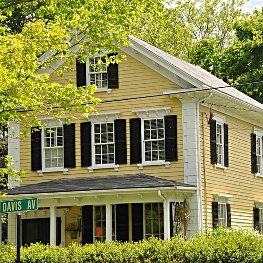 House at 3 Davis Avenue