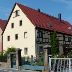 Wohnstallhaus eines Bauernhofes und zwei Torpfeiler der Hofzufahrt Pirnaer Straße 9