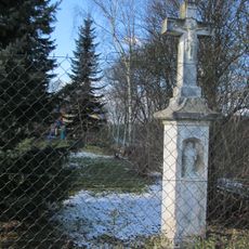 Kříž ve Hvížďalce v zahradě