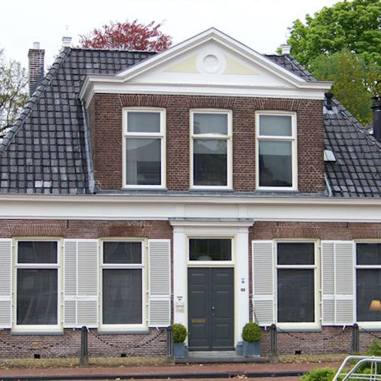 Huis van het Asser type met fronton