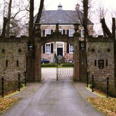 Strijdhoef: toegang tot het omgrachte voorplein van het huis, bestaande uit een dam met ijzeren paaltjes en kettingen en een bakstenen poortgebouw. Kasteel de Strijdhoef