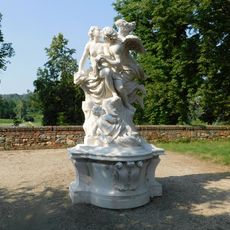 Sousoší Polibek Amora a Psyché v zámeckém parku ve Slavkově