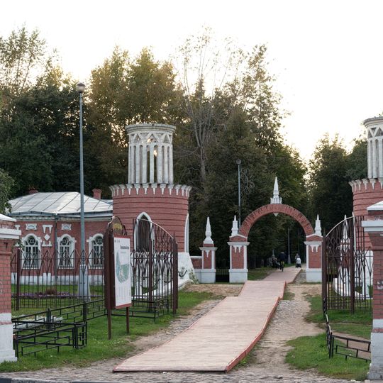 Два столба при въезде в усадьбу Воронцово