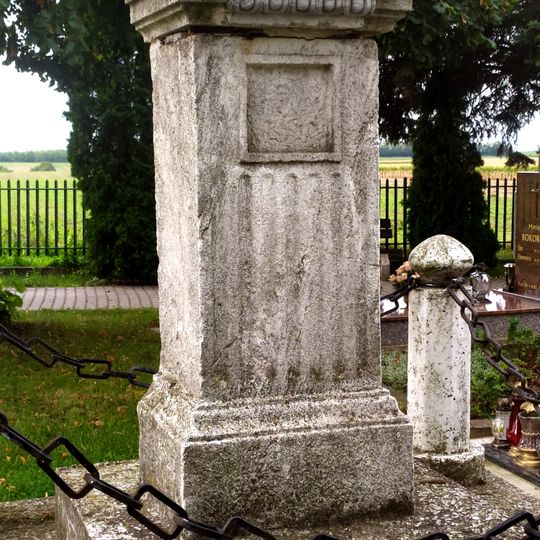 Cintorínsky kríž, pilier s podstavcom