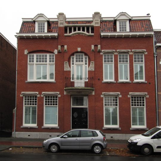 Gedeeltelijk vrijstaand art nouveau herenhuis