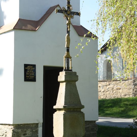 Kříž před kaplí ve Zmišovicích