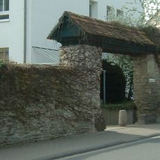 Sachteile: Mauer mit Torhaus und Fachwerkgebäuden